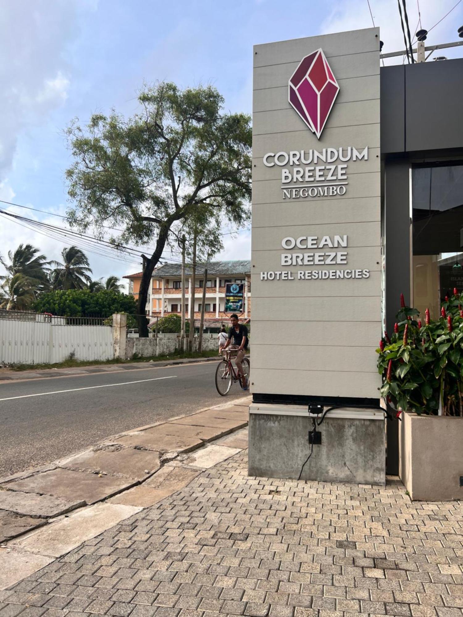 Ocean Breeze Negombo- Tidesend Luxury Beach Apartments Экстерьер фото
