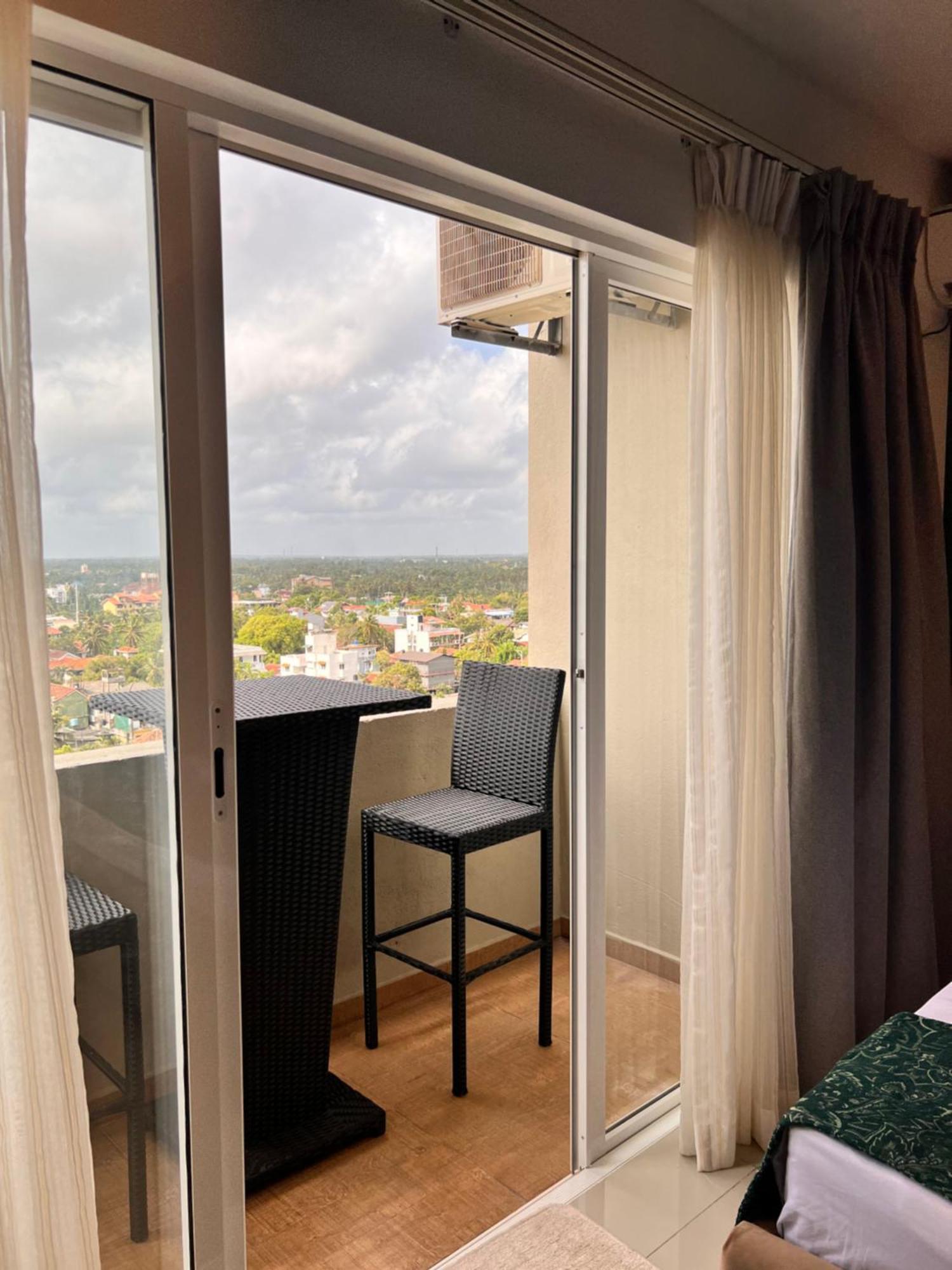 Ocean Breeze Negombo- Tidesend Luxury Beach Apartments Экстерьер фото