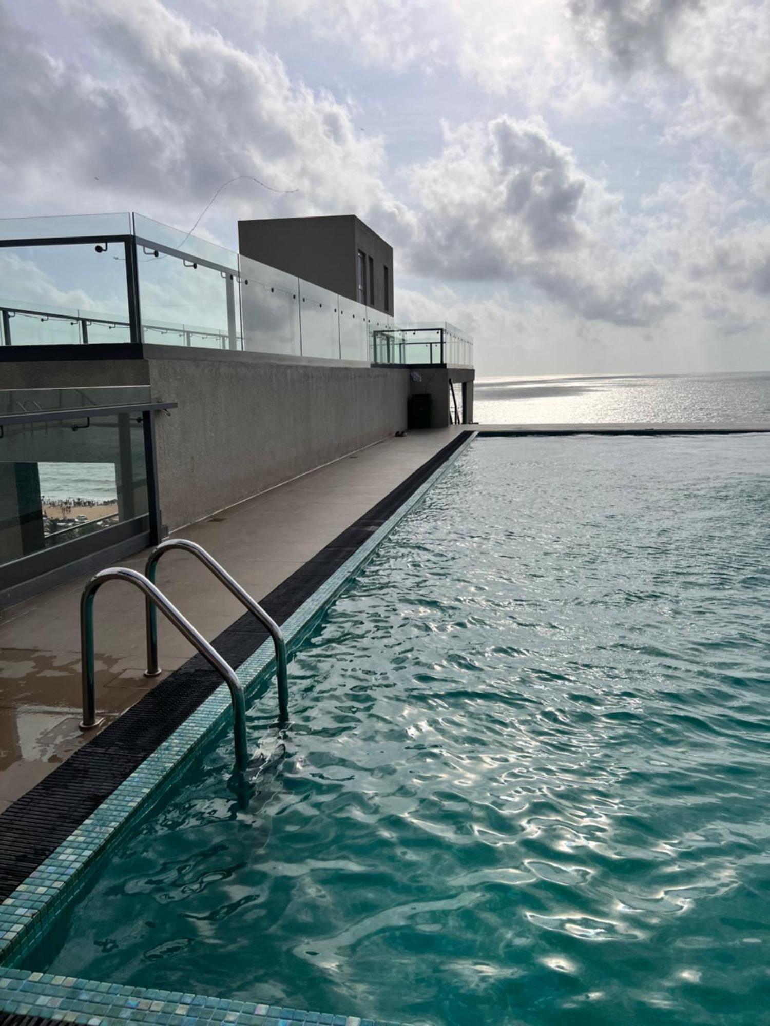 Ocean Breeze Negombo- Tidesend Luxury Beach Apartments Экстерьер фото