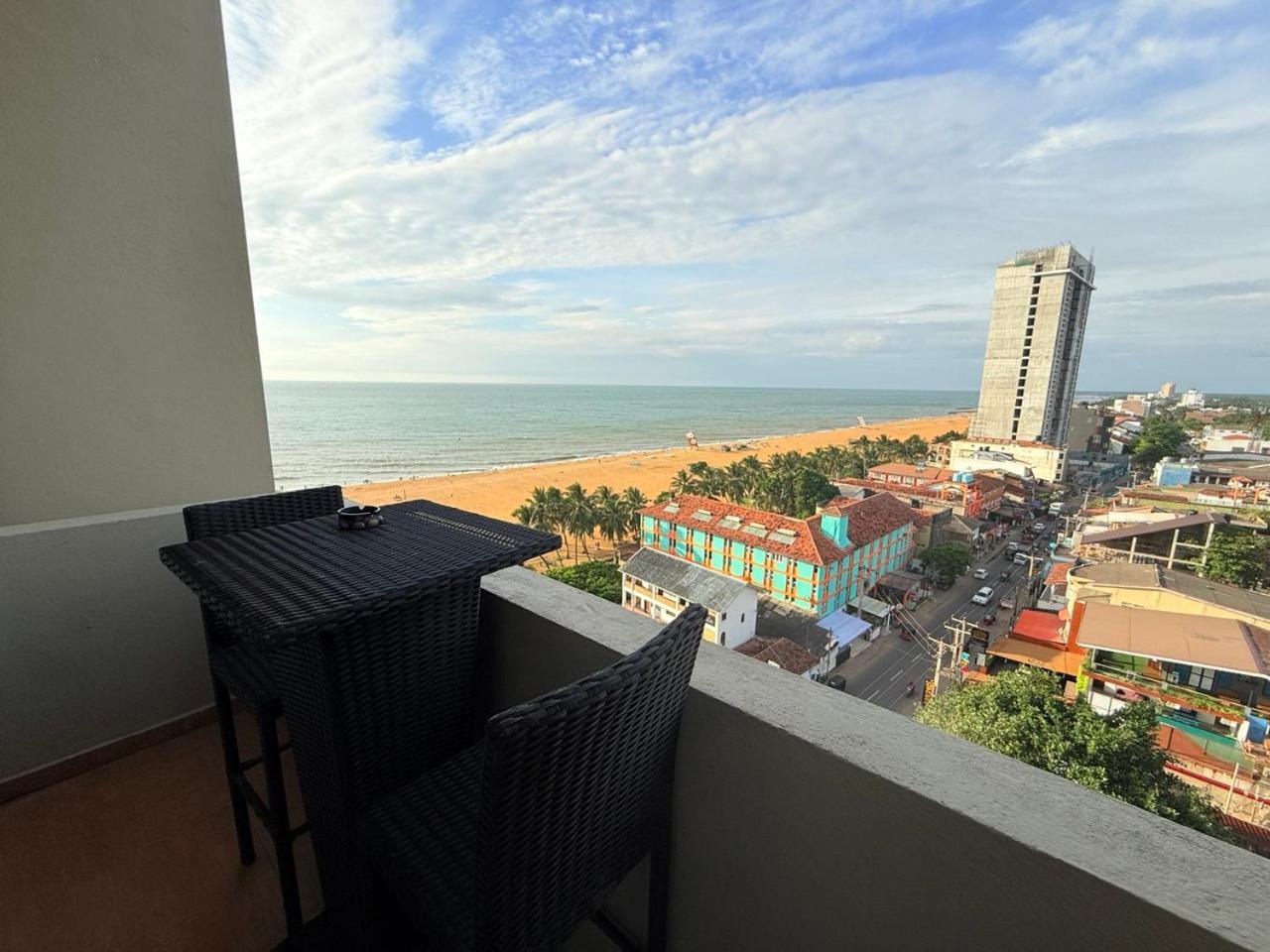 Ocean Breeze Negombo- Tidesend Luxury Beach Apartments Экстерьер фото