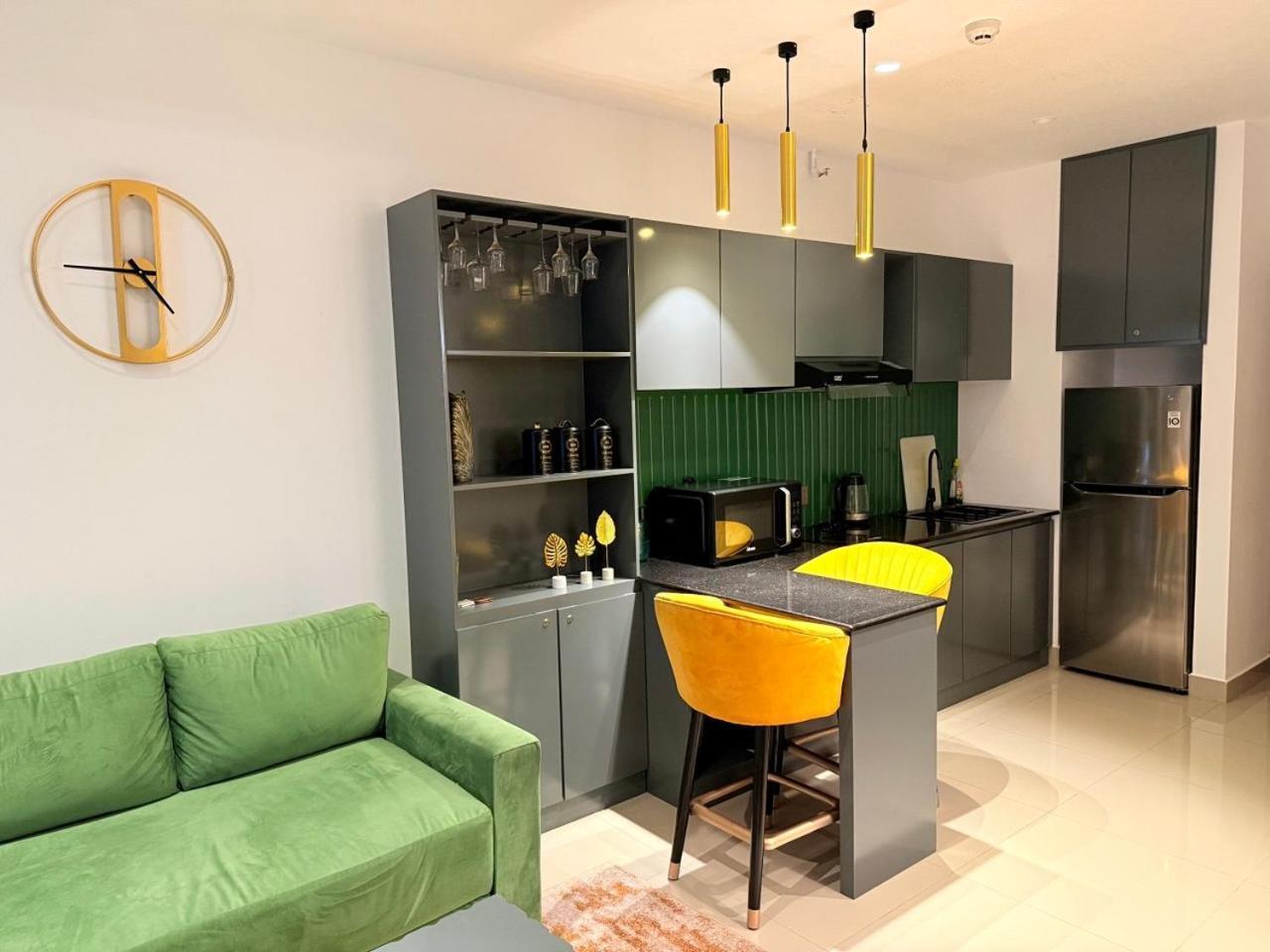 Ocean Breeze Negombo- Tidesend Luxury Beach Apartments Экстерьер фото