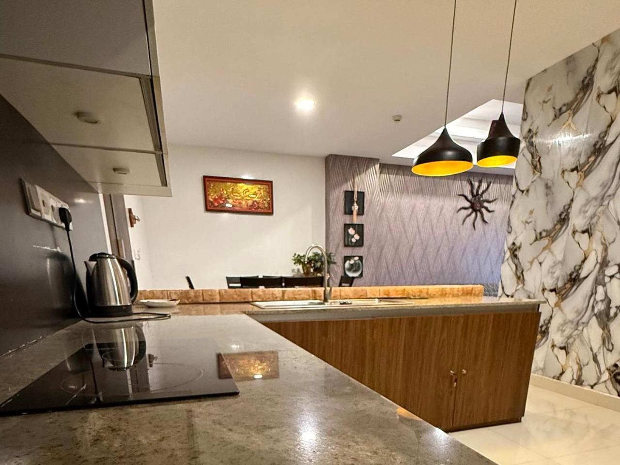 Ocean Breeze Negombo- Tidesend Luxury Beach Apartments Экстерьер фото