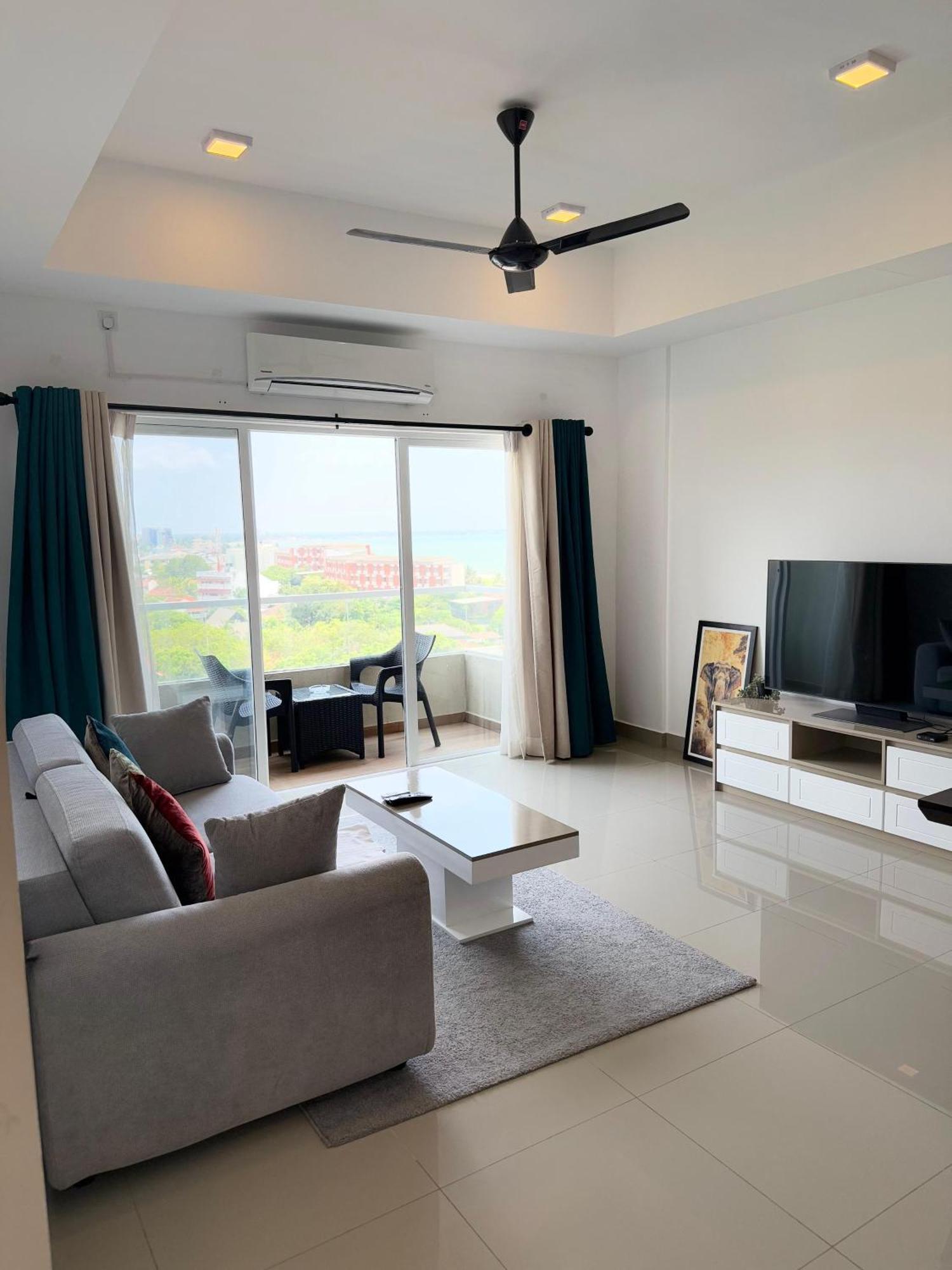 Ocean Breeze Negombo- Tidesend Luxury Beach Apartments Экстерьер фото