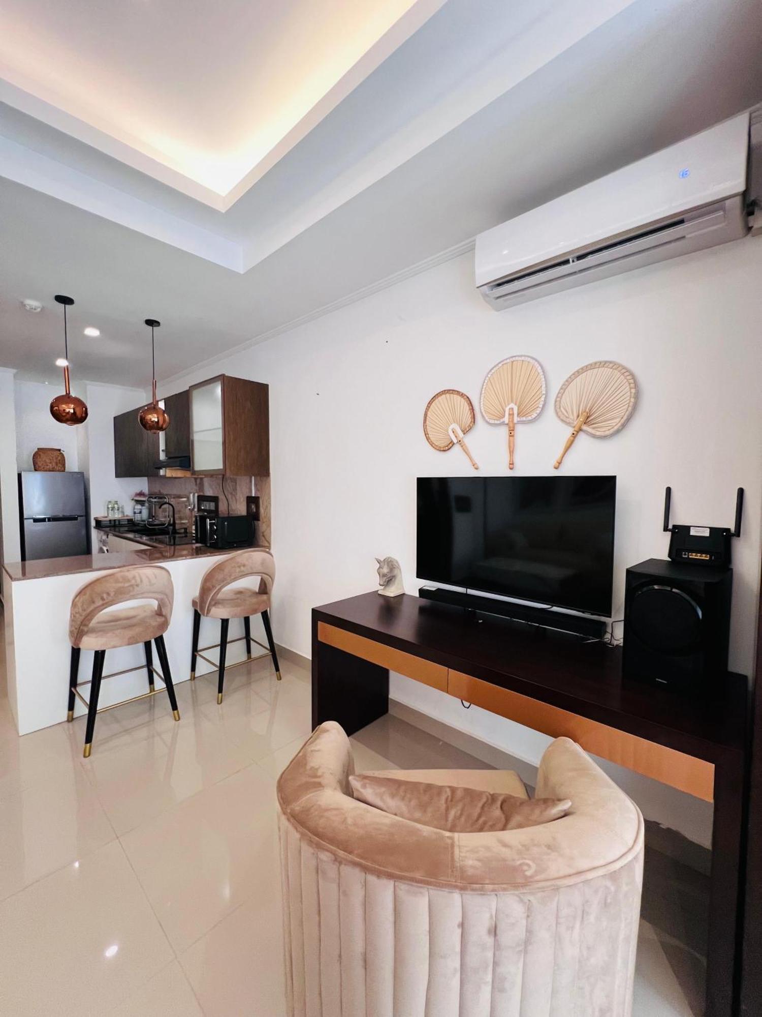 Ocean Breeze Negombo- Tidesend Luxury Beach Apartments Экстерьер фото