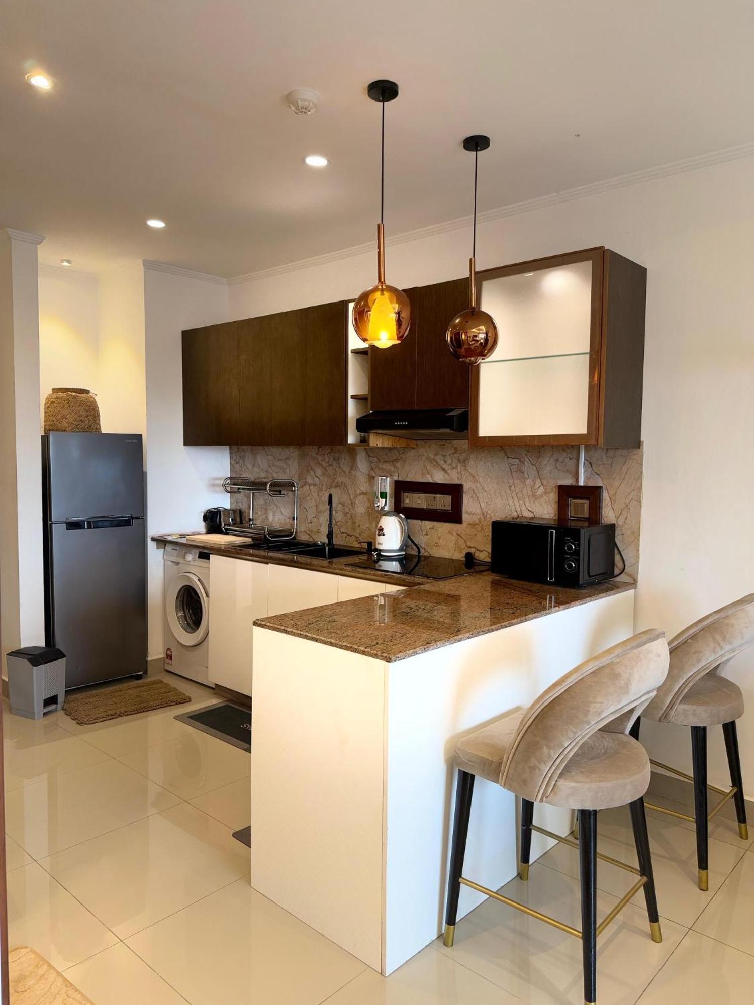 Ocean Breeze Negombo- Tidesend Luxury Beach Apartments Экстерьер фото