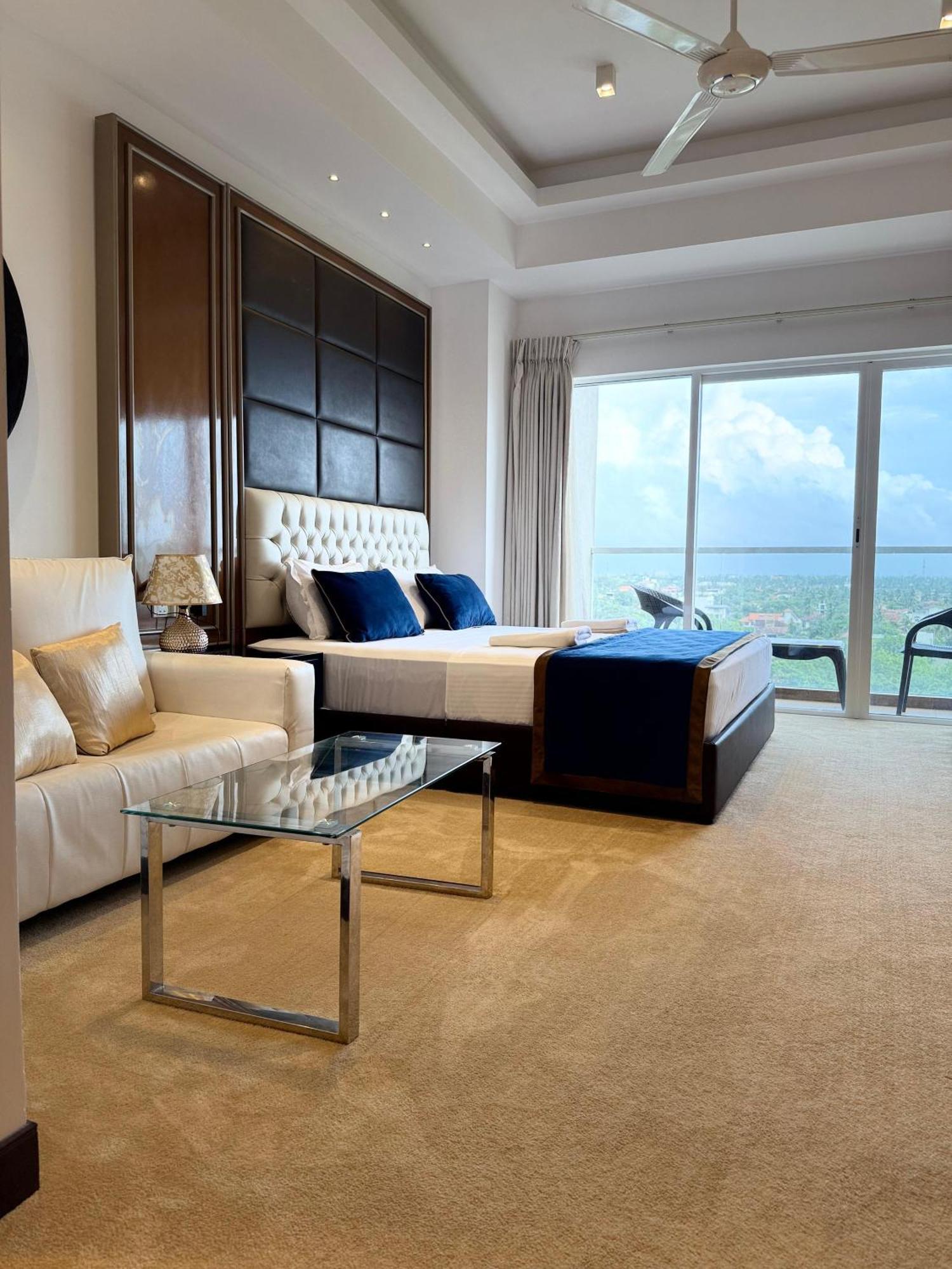 Ocean Breeze Negombo- Tidesend Luxury Beach Apartments Экстерьер фото