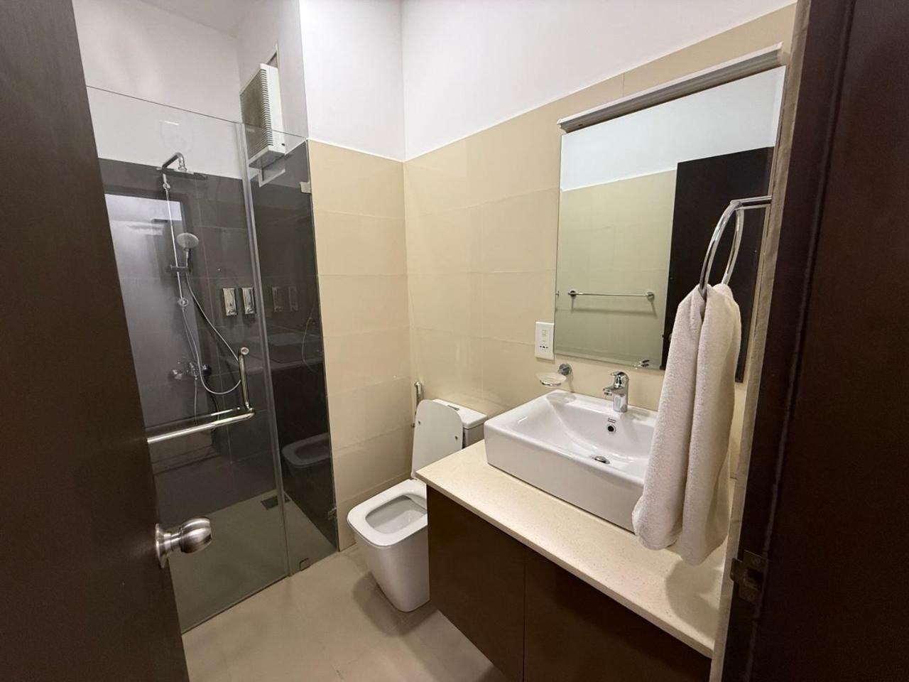 Ocean Breeze Negombo- Tidesend Luxury Beach Apartments Номер фото